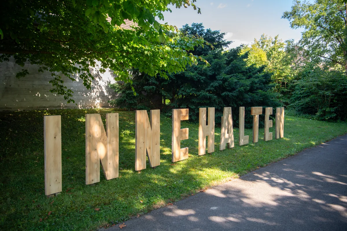 Auch das Innehalten und die Besinnlichkeit waren Thema: hier auf dem Friedhof. Das Wort «Innehalten» ist mit grossen Lettern geschrieben.